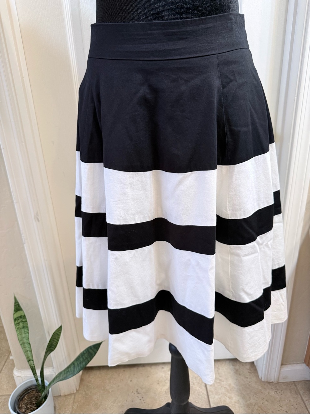 Amanda & Chelsea Black and White Striped Fit & Flare Midi Skirt Size 2